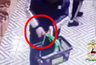 Миниатюра новости: В Борском районе рецидивист попал на видео во время кражи продуктов