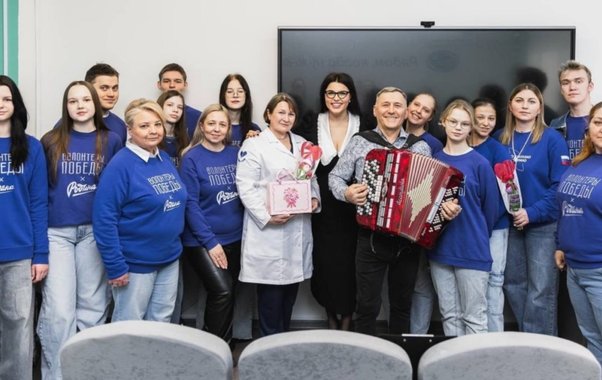 Волонтеры Нижнего Новгорода поздравили медиков с 8 Марта концертом и цветами