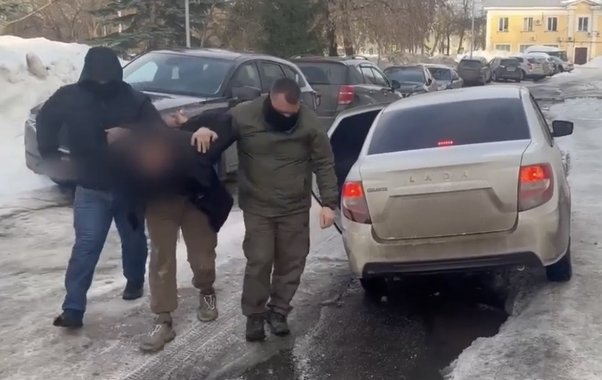 В Сарове двое мужчин едва не насмерть избили посетителя магазина.