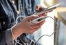 Сперва в розетку или в телефон? Как правильно заряжать свой смартфон
